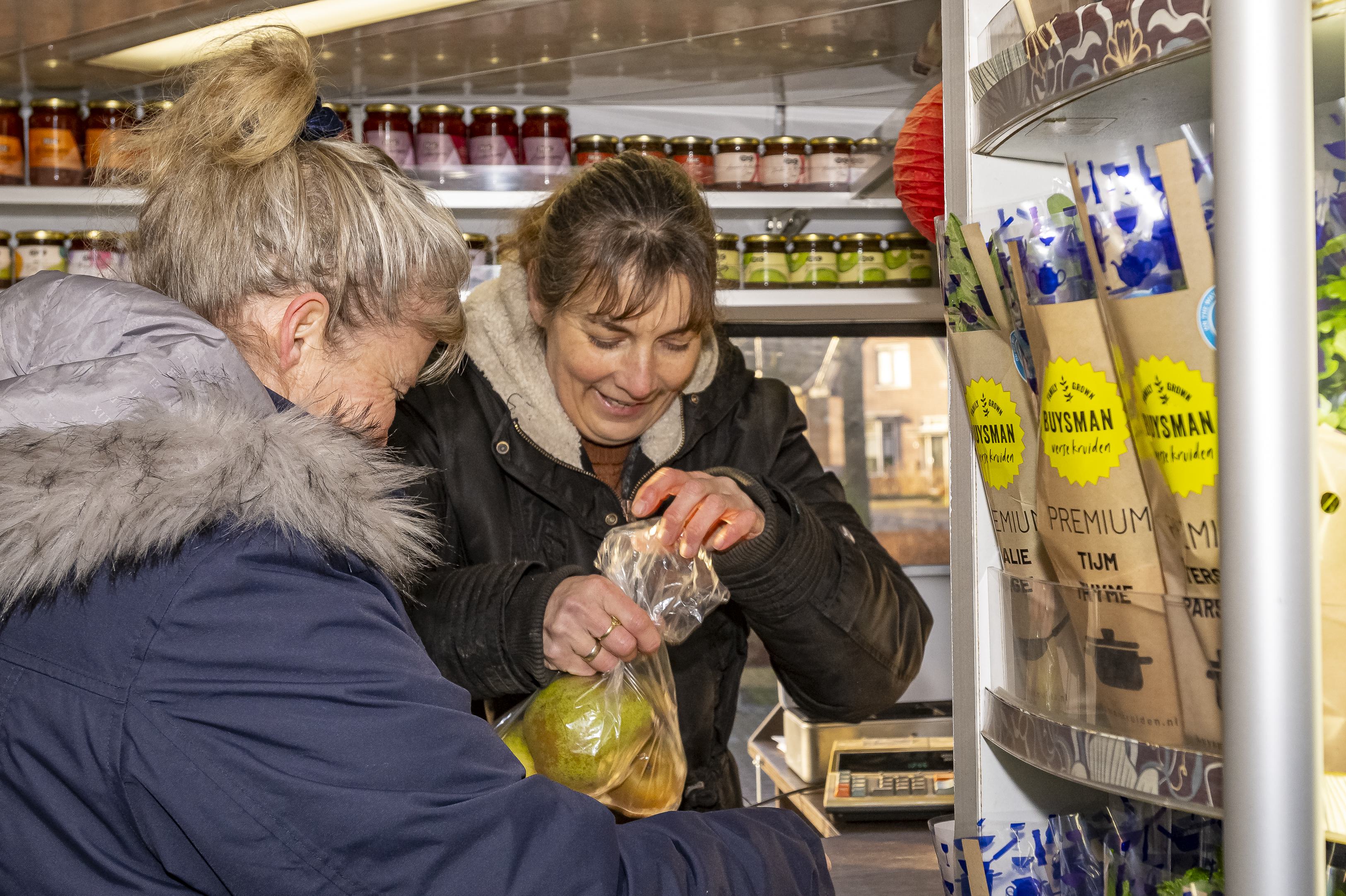 ’Eindelijk winkel in het dorp’. Opperdoes is blij met de SRV-wagen, vol met vitamines en koopwaar ui